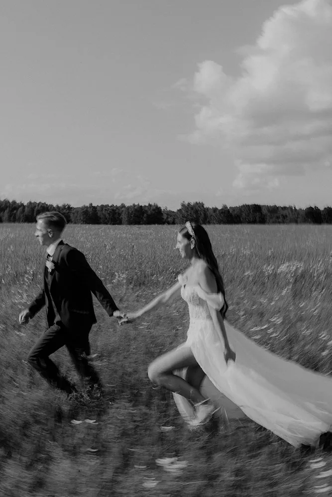 nuotaka-jaunikis-pieva Vestuvių fotografė Lietuvoje - Vestuvių fotografija - vestuvės gamtoje cinematic